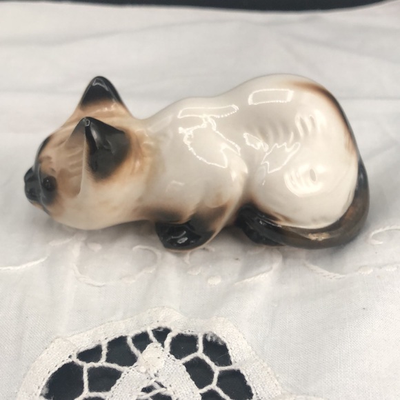 Vintage Enesco Porcelain Siamese Kitty Cat Shelf Sitter Peering Over the Edge - Picture 4 of 6